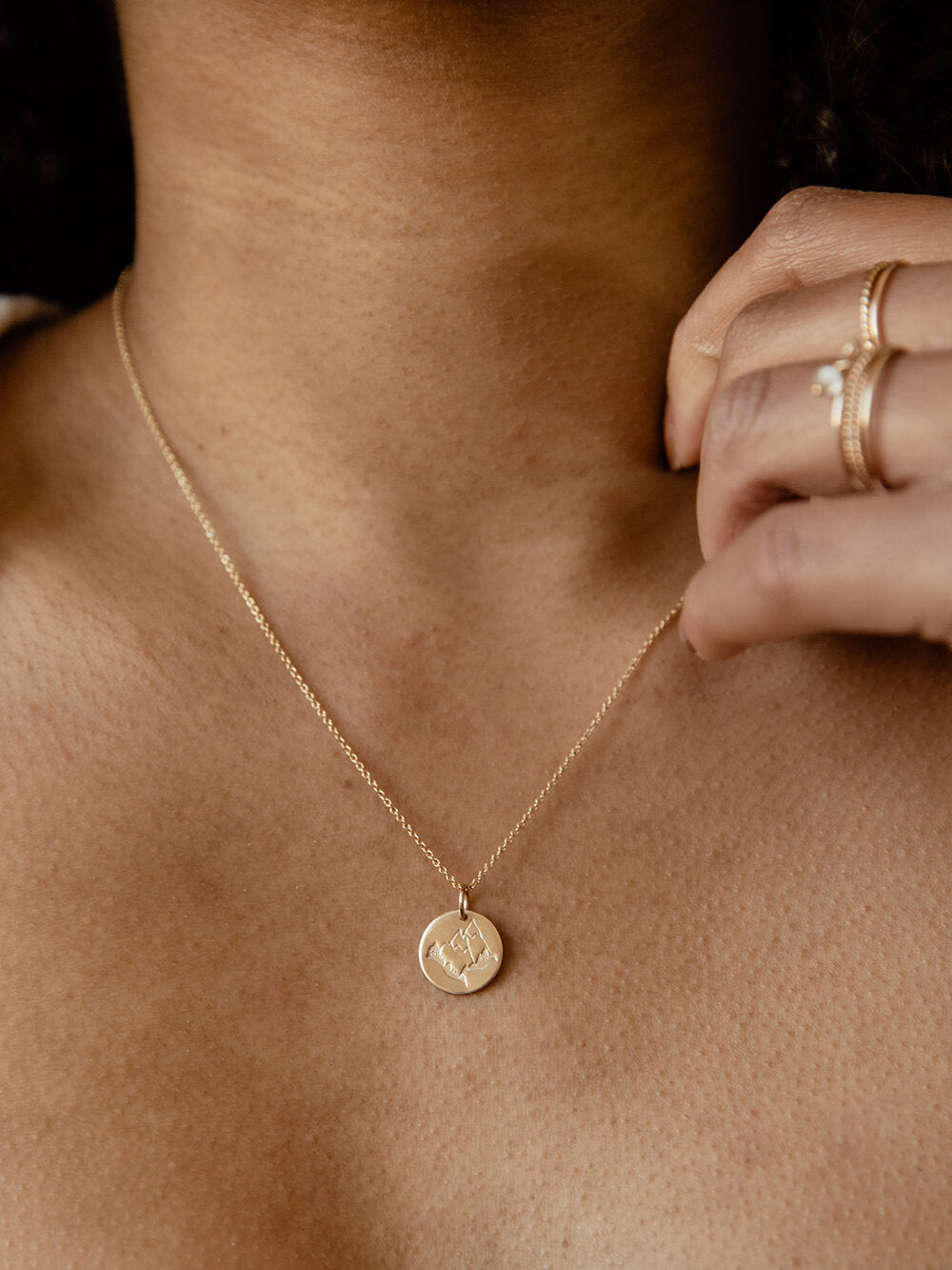Loops Stamped Mountain Necklace - Gold